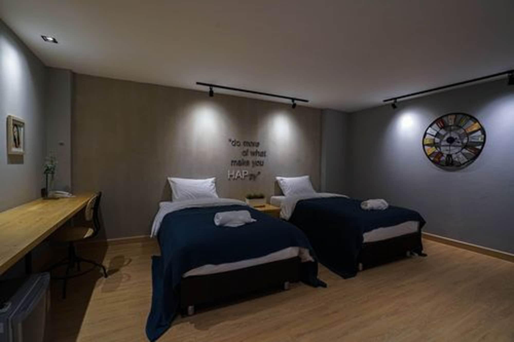 Hap@Sathorn Hotel Банкок Екстериор снимка