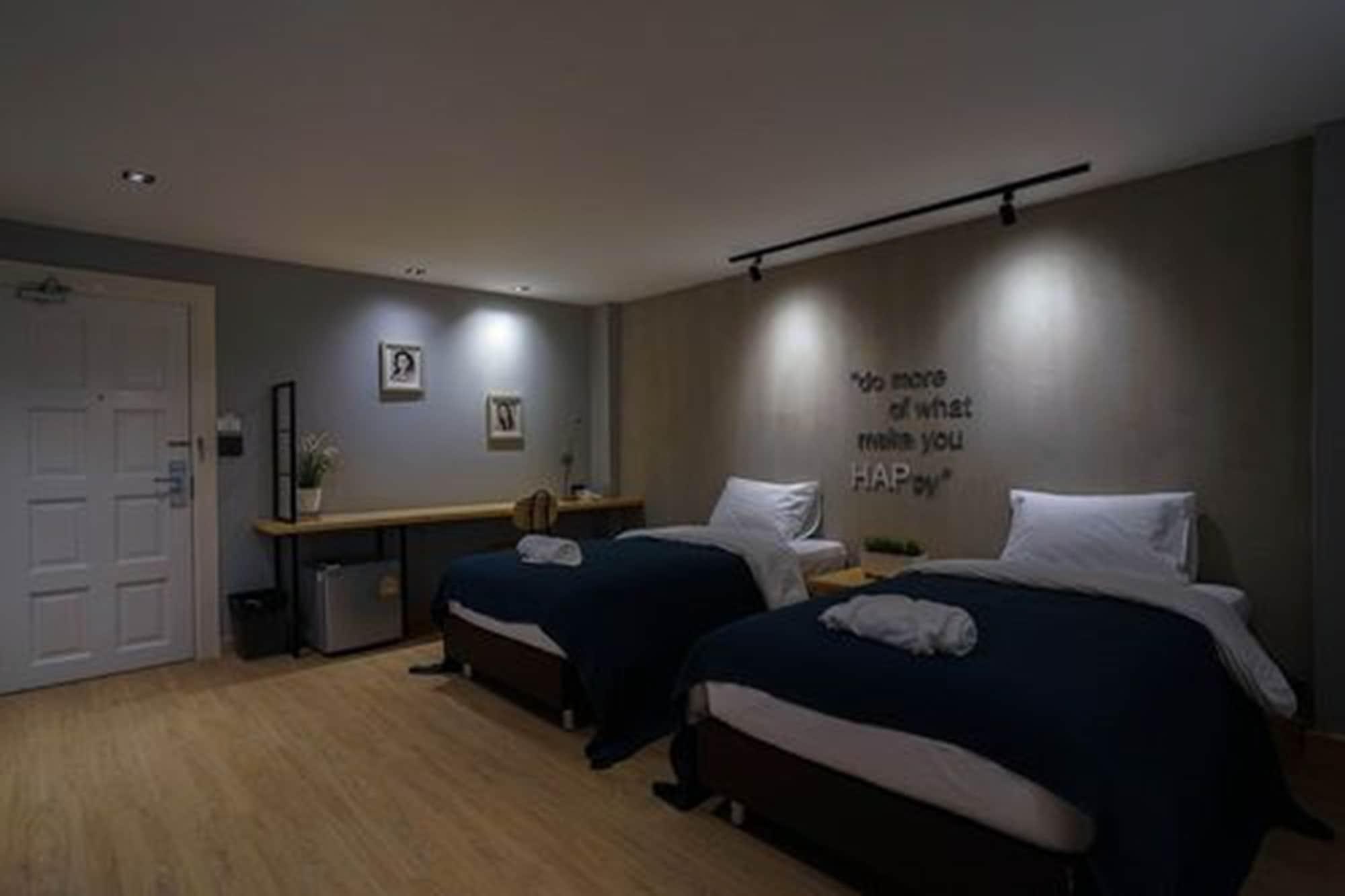 Hap@Sathorn Hotel Банкок Екстериор снимка