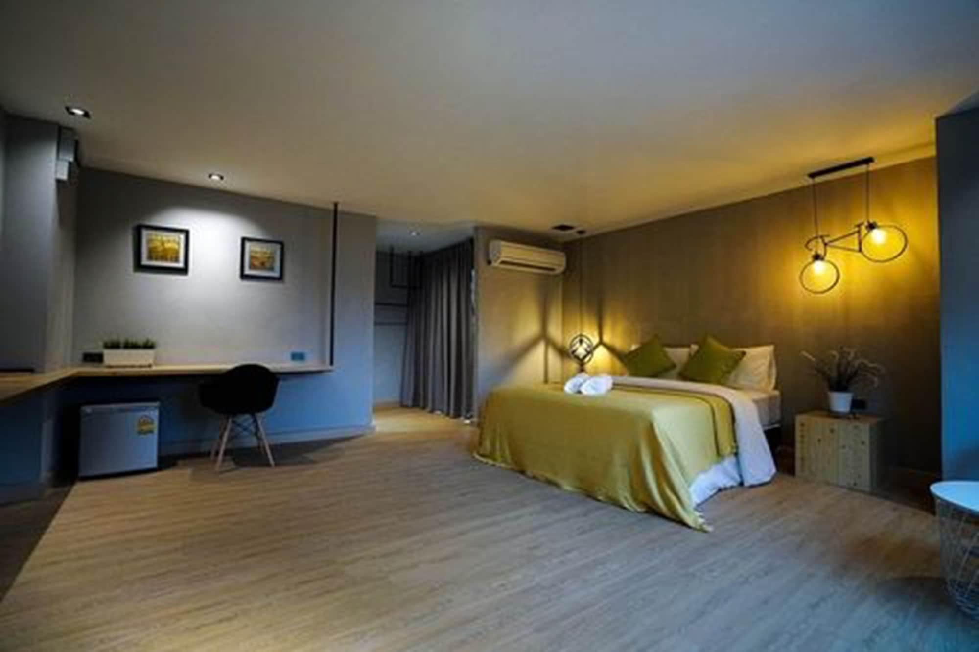 Hap@Sathorn Hotel Банкок Екстериор снимка