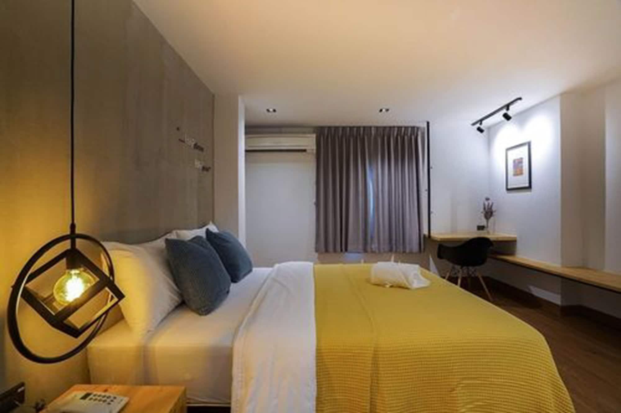 Hap@Sathorn Hotel Банкок Екстериор снимка
