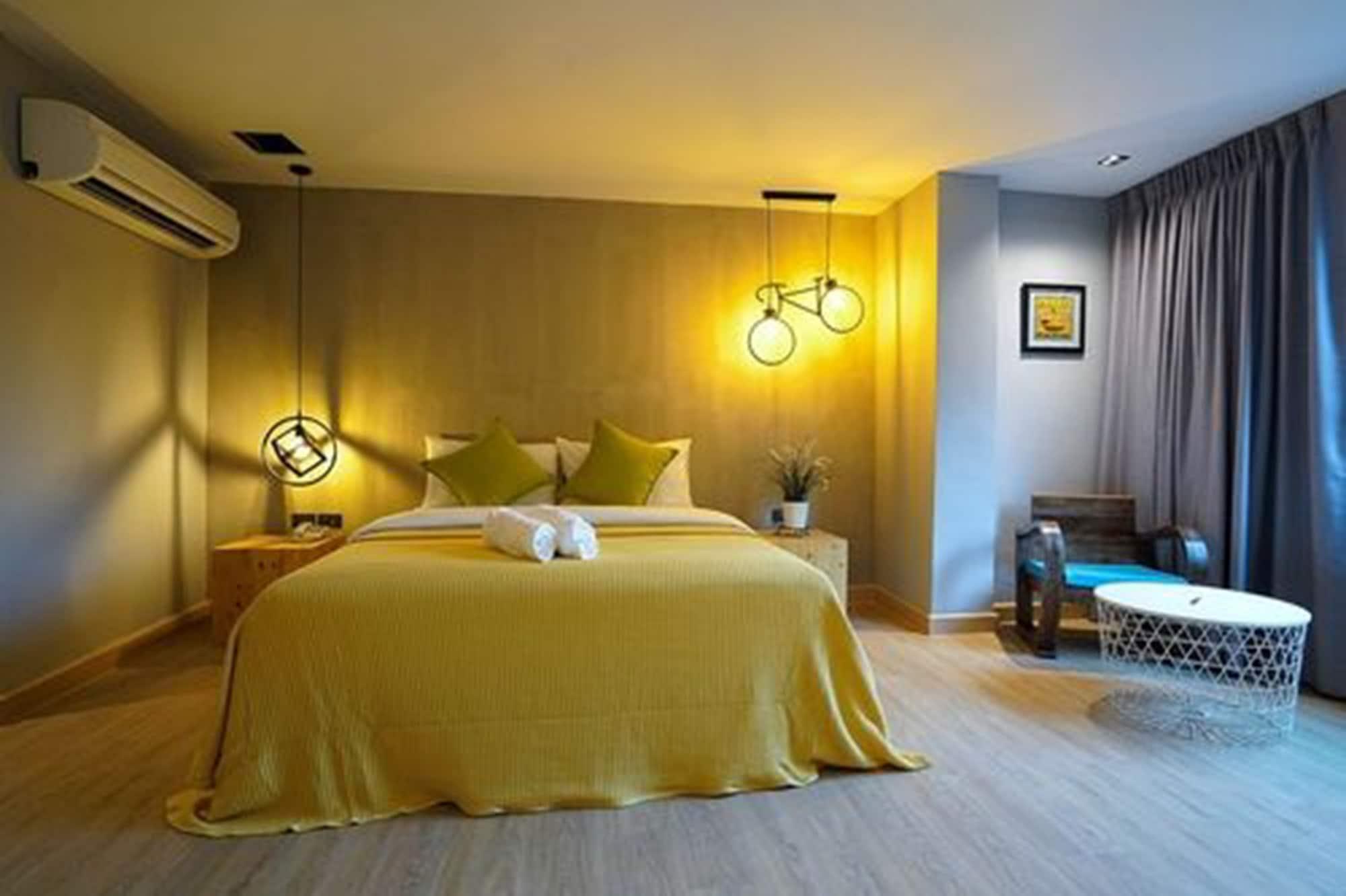 Hap@Sathorn Hotel Банкок Екстериор снимка