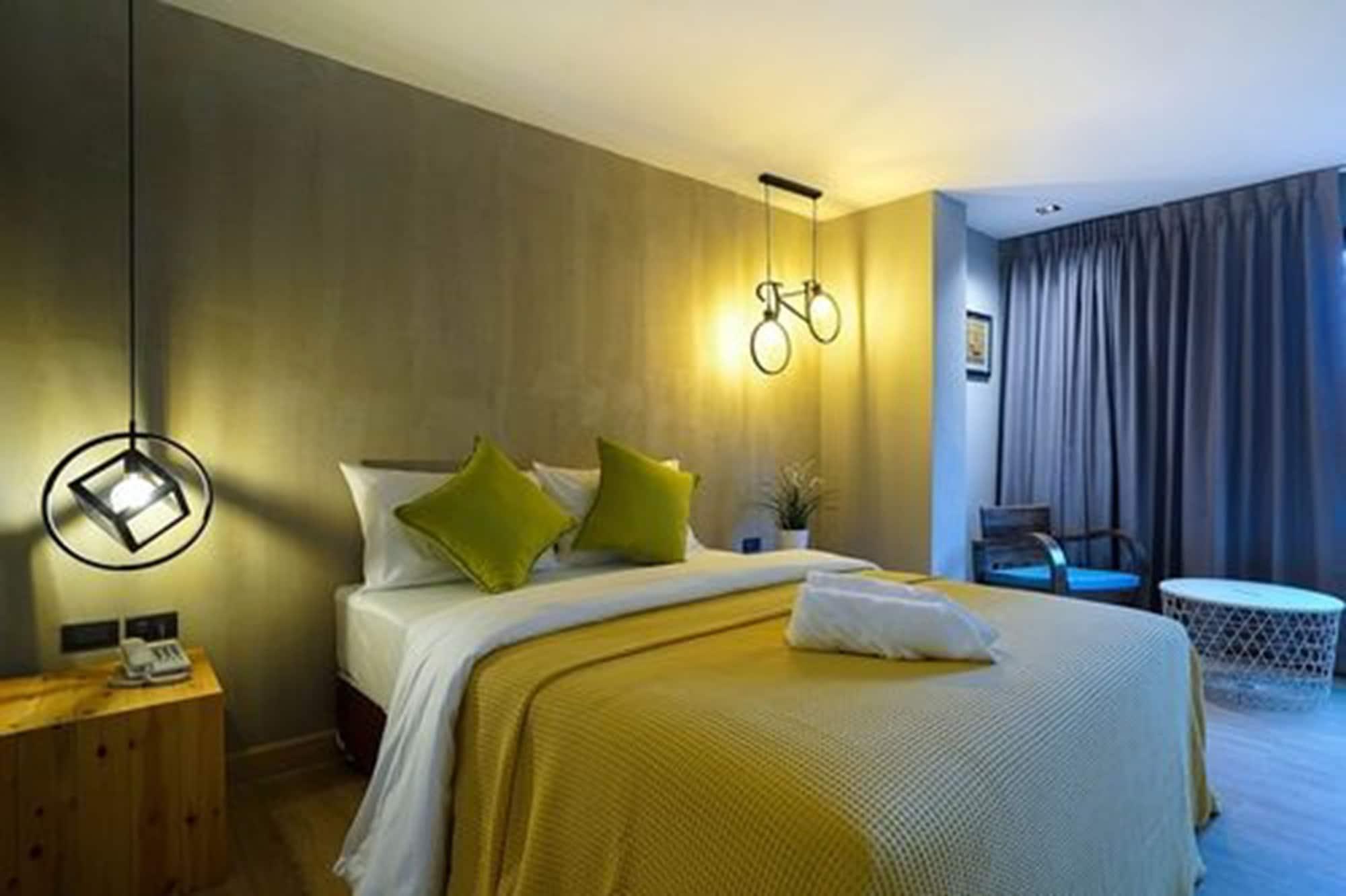 Hap@Sathorn Hotel Банкок Екстериор снимка